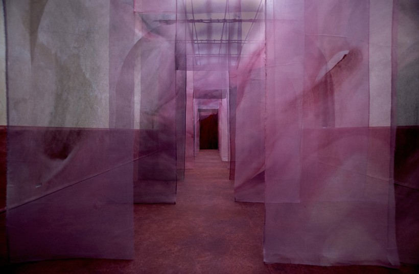 Renata Rampazzi - CRUOR (2018 - mixed technique on gauzes and canvas  1.860 x 580 x 385)